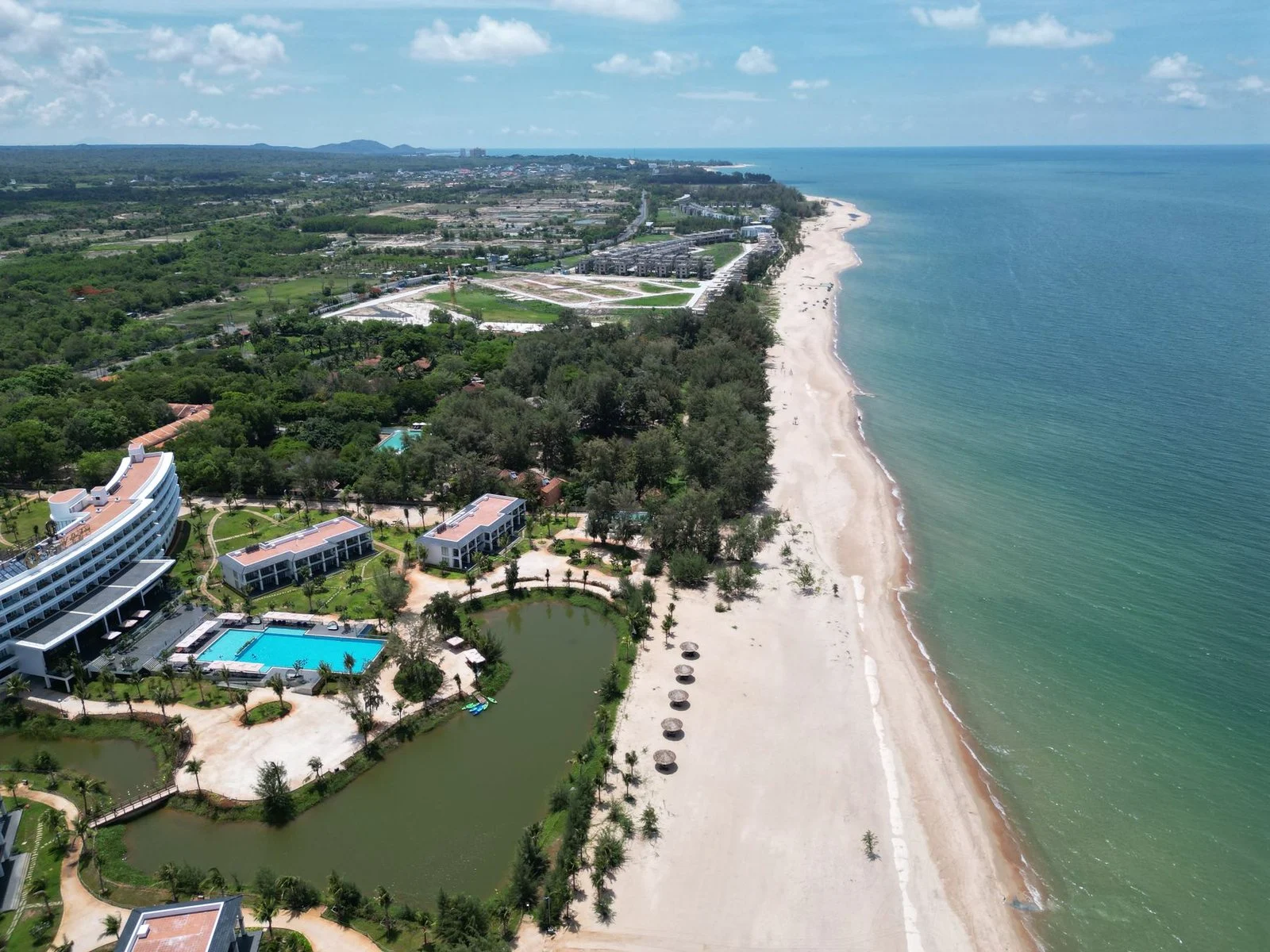 Khu nghỉ dưỡng ven biển Hồ Tràm nhìn từ trên cao
